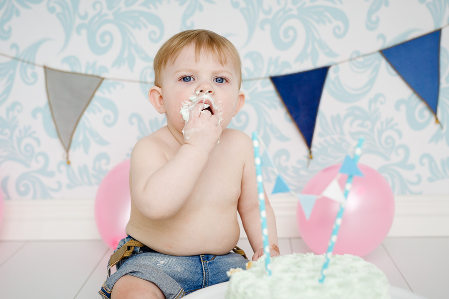 vincent smash the cake ettårsfotografering barnfotografering fotograf sundsvall matfors lisa hulling