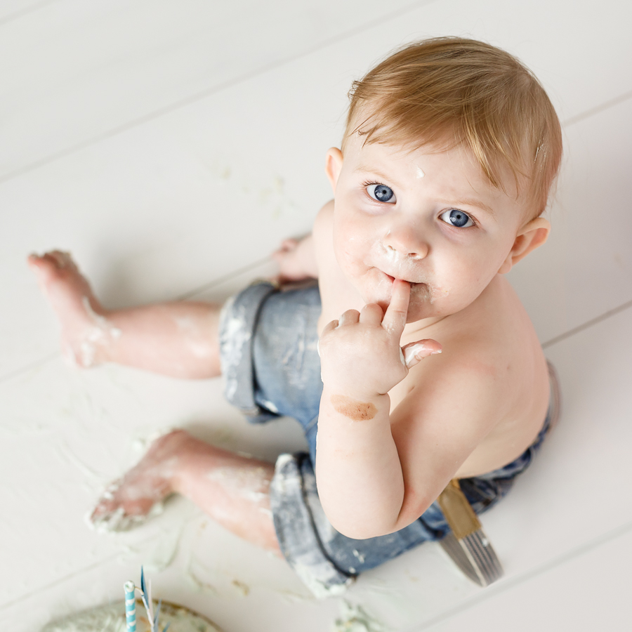 vincent smash the cake ettårsfotografering barnfotografering fotograf sundsvall matfors lisa hulling