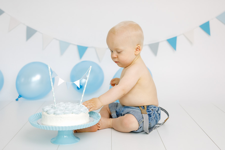 smash the cake ettårsfotografering alexis barnfotograf fotograf sundsvall matfors lisa hulling