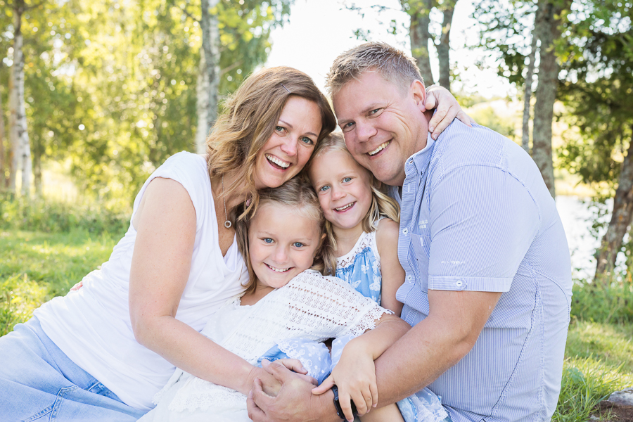 vid familjefotografering syskonfotografering utomhusfotografering barnfotograf fotograf sundsvall matfors lisa hulling