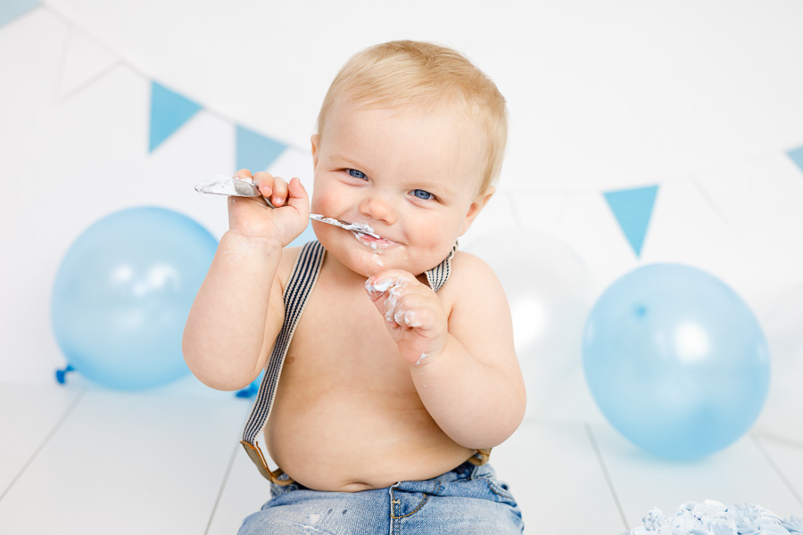 alexander smash the cake barnfotograf fotograf barnfotografering fotograf sundsvall matfors lisa hulling