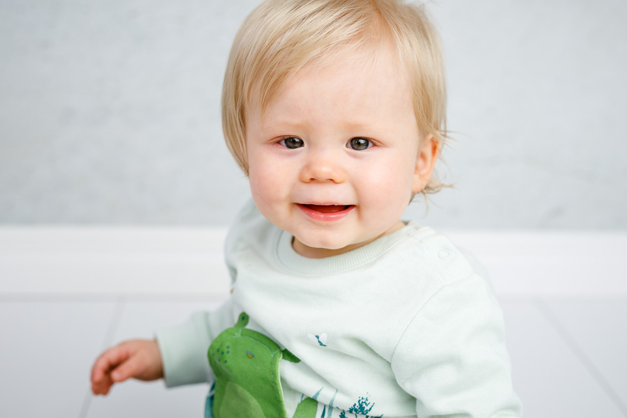 mason smash the cake barnfotograf fotograf barnfotografering fotograf sundsvall matfors lisa hulling